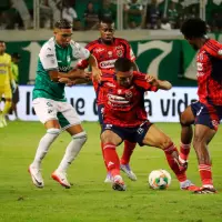 El que lleva la pelota es Daniel Londoño, lateral del DIM que cometió la falta para el penalti a favor del Cali. FOTO BERNARDO PEÑA-EL PAÍS