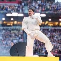 Bad Bunny agradeció a su equipo luego de los 13 minutos de show que ofreció en el Levi´s Stadium de Santa Clara, California. Foto: Getty Images