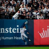 Esta fue la insólita imagen en la que se ve la intervención del aficionado, lo que evitó el jonrón de los Yankees. FOTO getty