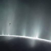 Encélado, la luna de Saturno, expulsa enormes columnas de vapor de agua y partículas de hielo a través de grietas en su polo sur. FOTO NASA