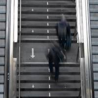 Actividad física cotidiana como subir escaleras contribuye a mejorar la salud cardiovascular y la condición física. FOTO Markus Lenhardt / dpa Picture-Alliance via AFP