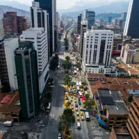 Funcionarios del Distrito, socializando el proyecto de intervención en la Zona Urbana de Aire Protegido del Centro. FOTO: Manuel Saldarriaga