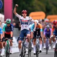 El francés Paul Magnier celebra su victoria en la primera etapa del Giro de Italia que tiene a tres corredores colombianos en el pelotón (Egan Bernal, Santiago Buitrago y Éiner Rubio). FOTO GETTY 