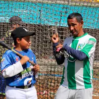 Emanuel Ortiz y su papá, Luis Fernando, comparten en el diamante Luis Alberto Villegas de Medellín. Ellos son protagonistas de una apasionante historia familiar que busca salir adelante. FOTO donaldo zuluaga-los paisitas
