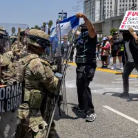 Las protestas contra las redadas para “capturar inmigrantes ilegales” empezaron el sábado y se han mantenido durante tres días. Foto: Getty Images