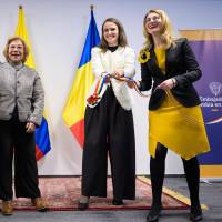 La canciller Rosa Yolanda Villavicencio junto a su homóloga Oana-Silvia Țoiu reabren la embajada de Colombia en Rumania. FOTO: Cancillería