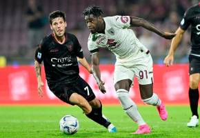 El colombiano Duvan Zapata uniforme blanco, fue el encargado de marcar el empate del Torino ante Roma en la Liga de Italia. FOTO GETTY 