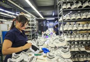 Las empresas han tenido que ampliar sus nóminas para mantener la producción ante la reducción progresiva de la jornada laboral contemplada en la Ley 2101 de 2021. FOTO Camilo Suárez