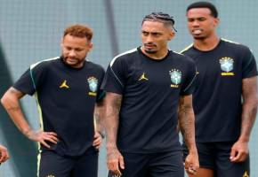 Raphinha se une a Neymar que por lesión no ha podido jugar con Brasil en el Mundial. Ahora el delantero del Barcelona FC también será baja para el duelo ante Escocia. FOTO GETTY