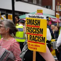 Protestantes en Londres, Reino Unido, por las políticas gubernamentales de alojamiento para asilo. FOTO: AFP