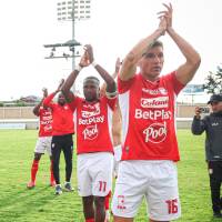El delantero vallecaucano Hugo Rodallega (número 11) anotó uno de los goles con los que Santa Fe forzó los penaltis. Foto: tomada del x de @SantaFe