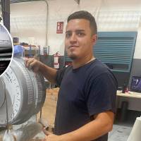 Camilo Andrés Martínez y la nota que envió desde España. Foto: Metro de Medellín