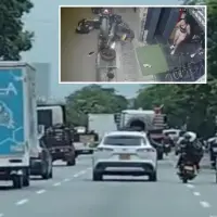 Arriba, caso de atropello en San Cristóbal. Abajo, “parrillero” de casco blanco le lanza objetos al camión. FOTO: Cortesía Denuncias Antioquia.