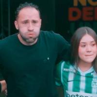 David Ospina emocionado saliendo a su despedida acompañado de su hija y familia. FOTO: Captura de vídeo