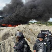 Maquinaria usada para minería ilegal fue incendiada durante la operación Aquiles en El Bagre, Antioquia. Foto: Abelardo de la Espriella