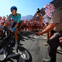 Harold Tejada comenzó a mostrar sus condiciones en la montaña al cruzar segundo por el Alt de Paüls, puerto de tercera categoría. FOTO GETTY