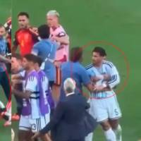El futbolista argentino Leandro Paredes se vio implicado en una pelea con el español Gavi al final del partido. Se ve en las imágenes. Foto: capturas de pantalla