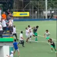 Padres y jugadores de Atlético Nacional y Estudiantil se fueron a los golpes en final de torneo de la Liga Antioqueña de Fútbol. Fotos: Capturas videos