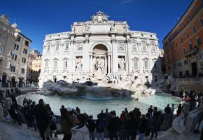 Turistas acceden a la zona inferior de la Fontana de Trevi tras la implementación del ticket de dos euros, medida que busca reducir la masificación y financiar la conservación del monumento. FOTO AFP