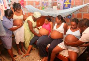 Un grupo de parteras de Buenaventura examinan mujeres embarazadas para predecir el sexo de la criatura y calcular el momento del parto. Foto: Manuel Saldarriaga.