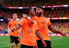 Los jugadores Crysencio Summerville y Memphis Depay celebran el gol y la victoria de Países Bajos sobre Suecia 5-1 en el Mundial de Norteamérica. FOTO GETTY 
