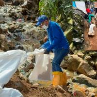 Costales con materiales, escombros y baldosas es lo que más encontraron en la limpieza realizada en dos quebradas de Manrique. FOTO CORTESÍA