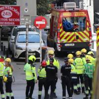 Equipos de emergencia trabajan en la zona del derrumbe, en pleno centro turístico de Madrid. FOTO: AFP 