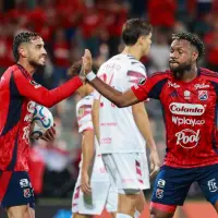 El argentino Francisco Fydriszewski quien celebra con Francisco Chaverra, no ha marcado goles en lo que va del torneo Apertura 2026. Sin embargo, suma dos asistencias en la Liga. Busca recuperar su nivel. FOTO MANUEL SALDARRIAGA 