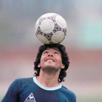 Diego Armando Maradona con el balón Azteca, el que se usó en México 86. FOTO AFP