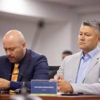 A la izquierda está David Herley Guzmán Ramírez, coronel retirado, hoy en juicio ante la JEP por presuntas ejecuciones extrajudiciales. FOTO: JURISDICCIÓN ESPECIAL PARA LA PAZ.