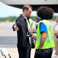 El arquero de la Selección de Alemania, Manuel Neuer, es requisado en el aeropuerto de Carolina del Norte. Foto: AFP