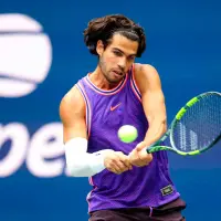 Con un nuevo look, pero con la misma capacidad de siempre, Carlos Alcaraz regresó a competencia en el US Open, en busca de defender el título logrado en 2025. FOTO GETTY 