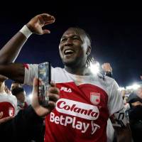 Hugo Rodallega marcó uno de los tantos en la victoria de Santa Fe, como visitante ante Millonarios y así celebró al final del partido, la clasificación. FOTO TOMADA X @SantaFe