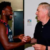 Carlo Ancelotti y Vinicius Jr. charlando en las instalaciones del Real Madrid. FOTO: X MrAncelotti