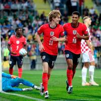 Los jugadores Anthony Gordon y Jude Bellingham celebran en la victoria 7-0 de Inglaterra sobre Croacia. Ambos marcaron y sus goles fueron a los 39 y 21 minutos, respectivamente. FOTO GETTY