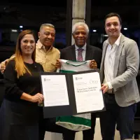 En la foto, junto a Francisco Maturana, aparece el exfutbolista Luis Alfonso “El Bendito” Fajardo, así como Sebastián Arango Botero, presidente de Nacional. FOTO: Tomada de X @BlogVerdolaga