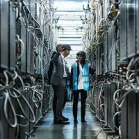 La guerra no apaga los servidores del Golfo Arabia Saudita y Emiratos mantienen inversiones multimillonarias en centros de datos para inteligencia artificial. FOTO: Getty.
