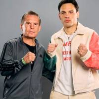 Julio César Chávez, leyenda del boxeo mexicano, y su hijo Julio César Chávez Jr. (derecha en la foto), quien fue deportado este martes a México tras ser capturado el pasado 2 de julio en medio de una redada del ICE en Estados Unidos. FOTO: Tomada de Instagram @jcchavezjr