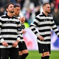 Manuel Locatelli (izquierda), centrocampista de la Juventus y compañero del colombiano Juan David Cabal, quien no podrá jugar mañana por sanción tras ser expulsado en la fecha anterior en la Champions. FOTO GETTY