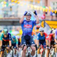 El belga Jasper Philipsen celebra su triunfo en la etapa 17 del Tour de Francia, en una etapa que terminó en un gran sprint final, en un emocionante remate. FOTO TOMADA X@LeTour