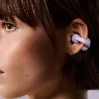 Los Sony LinkBuds Clip se enganchan en la parte posterior de la oreja y ofrecen nueve horas de batería. FOTO cortesía