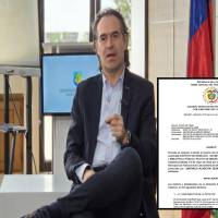 Adelante, la decisión judicial. Atrás, el alcalde de Medellín Federico Gutiérrez. Foto: Sebastián Carvajal.