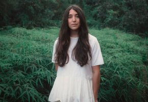 Andrea Cruz ha publicado tres discos Tejido de Laurel (2017), Sentir no es del tiempo (2020) y Escritos elegidos de: Lo que no debió salir (2021). Foto Cortesía.