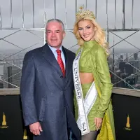 Raúl Rocha Cantú, copropietario de Miss Universo, se encuentra en el centro de la polémica tras las denuncias de manipulación en la edición 2025. Victoria Kjaer, Miss Universo 2024. FOTO: Getty Images. 