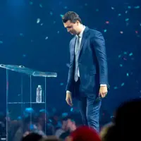 Charlie Kirk participó activamente en la campaña de Donald Trump atrayendo votantes jóvenes. FOTO: AFP