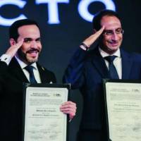 Abelardo De la Espriella y José Manuel Restrepo recibieron ayer sus credenciales como presidente y vicepresidente. El acto estuvo encabezado por el CNE en Corferias, Bogotá. FOTO Colprensa 