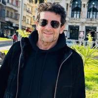 El cantante de 67 años, que niega rotundamente los cargos, enfrenta una avalancha de acusaciones de casi dos docenas de mujeres en un caso que revive con fuerza el movimiento #MeToo en el país galo. FOTO: Tomada de redes sociales @PatrickBruel