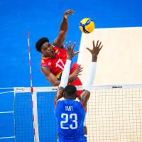 El antioqueño Miguel Ángel Martínez Palacios (#17 de uniforme rojo), cambiará de liga para la próxima temporada, ahora estará en Italia. FOTO CORTESÍA volleyballworld.com