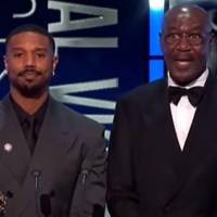 Se escucharon insultos racistas contra Michael B. Jordan y Delroy Lindo mientras presentaban un premio en los BAFTA 2026. FOTO: Captura de video 