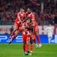 El colombiano Luis Díaz celebra el tanto que marcó con el Bayern Múnich para la clasificación a la semifinal de la Champions League. FOTO GETTY 